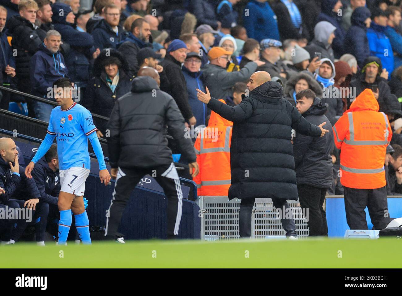 Manchester, Royaume-Uni. 05th novembre 2022. PEP Guardiola le directeur de Manchester City a des mots avec Joao Cancelo #7 de Manchester City qui est envoyé lors du match de Premier League Manchester City vs Fulham au stade Etihad, Manchester, Royaume-Uni, 5th novembre 2022 (photo de Conor Molloy/News Images) à Manchester, Royaume-Uni le 11/5/2022. (Photo de Conor Molloy/News Images/Sipa USA) crédit: SIPA USA/Alay Live News Banque D'Images