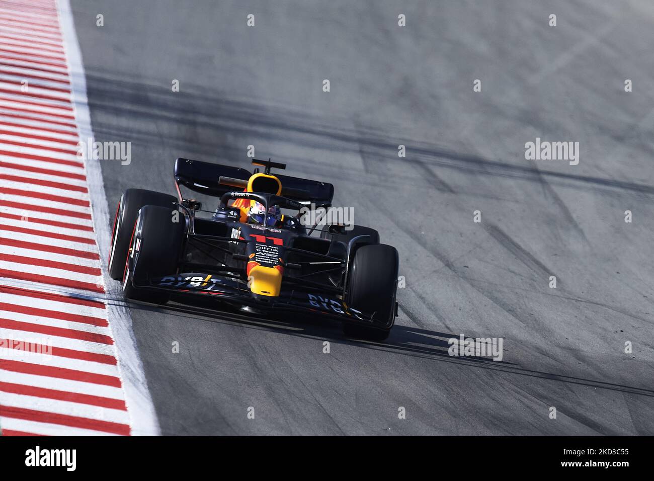 Sergio Perez du Mexique à la conduite de la (11) Oracle Red Bull Racing RB18 Honda pendant le deuxième jour de F1 essais au circuit de Barcelone-Catalunya sur 24 février 2022 à Barcelone, Espagne. (Photo de Jose Breton/Pics action/NurPhoto) Banque D'Images