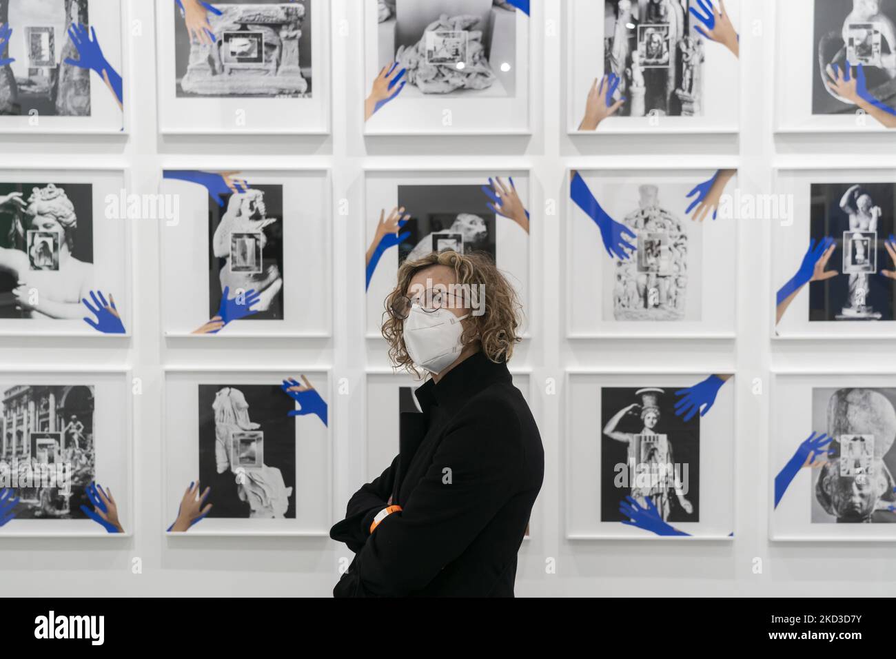 Une femme observe les pièces artistiques de la Foire internationale d'art contemporain (Arco) qui développe son édition 41st au salon de Madrid. (Photo de Joaquin Gomez Sastre/NurPhoto) Banque D'Images