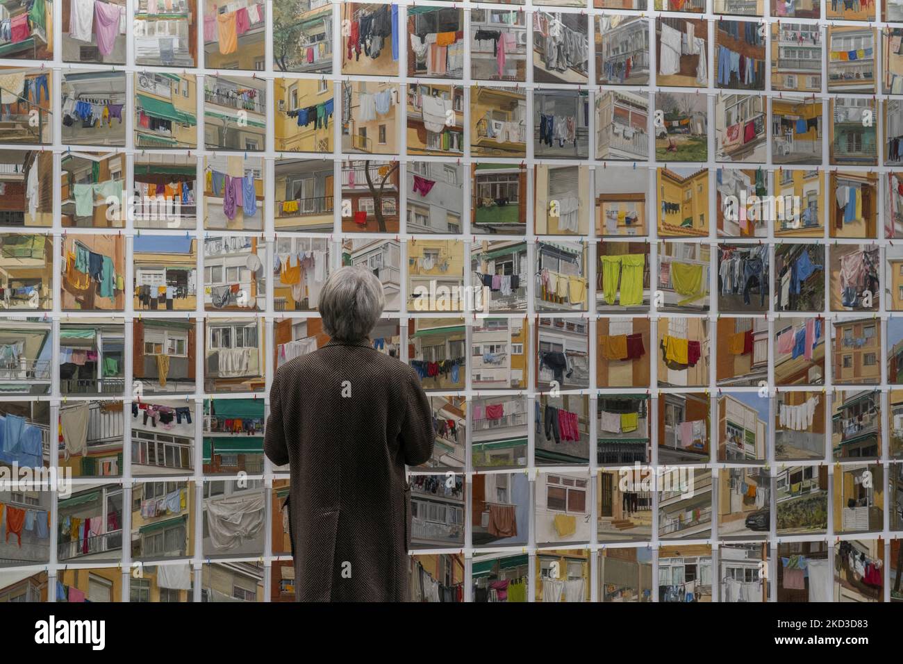 Un visiteur observe une œuvre composée de différentes fenêtres avec des lignes de vêtements à la Foire internationale d'art contemporain (Arco) qui développe son édition 41st au salon de Madrid (photo de Joaquin Gomez Sastre/NurPhoto) Banque D'Images