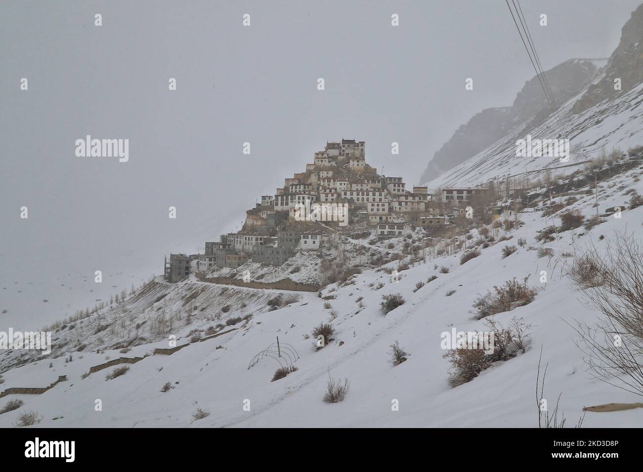 Lahaul et Spiti: Une vue sur le monastère de Key pendant la saison d'hiver à la vallée de Spiti à Lahaul et le district de Spiti dans l'Himachal Pradesh, Inde jeudi, 24,2022 février. Le monastère de Key est le plus grand centre d'apprentissage bouddhiste de la vallée de Spiti, le monastère de Key a plus de 1000 ans. C'est le plus ancien centre de formation de Lamas. Il est situé à une hauteur de 13 668 pieds au-dessus du niveau moyen de la mer dans le district de Lahaul Spiti dans l'Himachal Pradesh au nord de l'Inde.(photo de Vishal Bhatnagar/NurPhoto) Banque D'Images