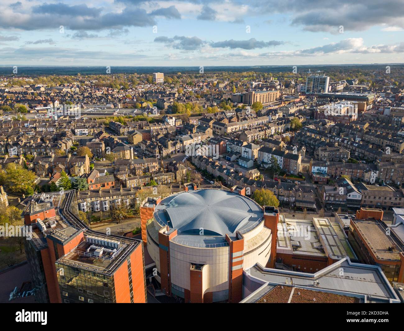 Vue aérienne du centre de congrès de Harrogate et de la ville du Yorkshire du Nord, Royaume-Uni. Bâtiment moderne pour accueillir des événements et des conférences. Banque D'Images