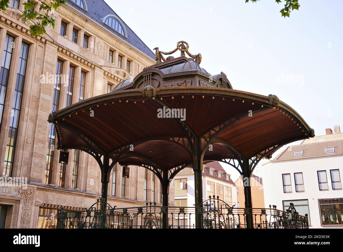 Musikpavillon / pavillon de musique en face de l'ancien bâtiment de l'ancien grand magasin Carsch-Haus à Düsseldorf/Allemagne. Banque D'Images