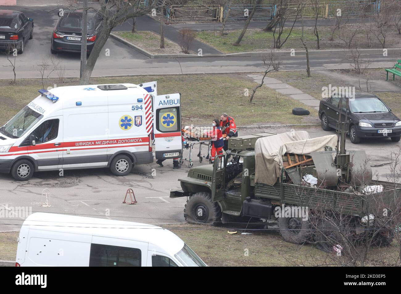 L'ambulance fait des blessés militaires russes lors du combat avec les forces ukrainiennes de défense territoriale à Kiev, en Ukraine, au 25 février 2022. (Photo par Sergii Kharchenko/NurPhoto) Banque D'Images