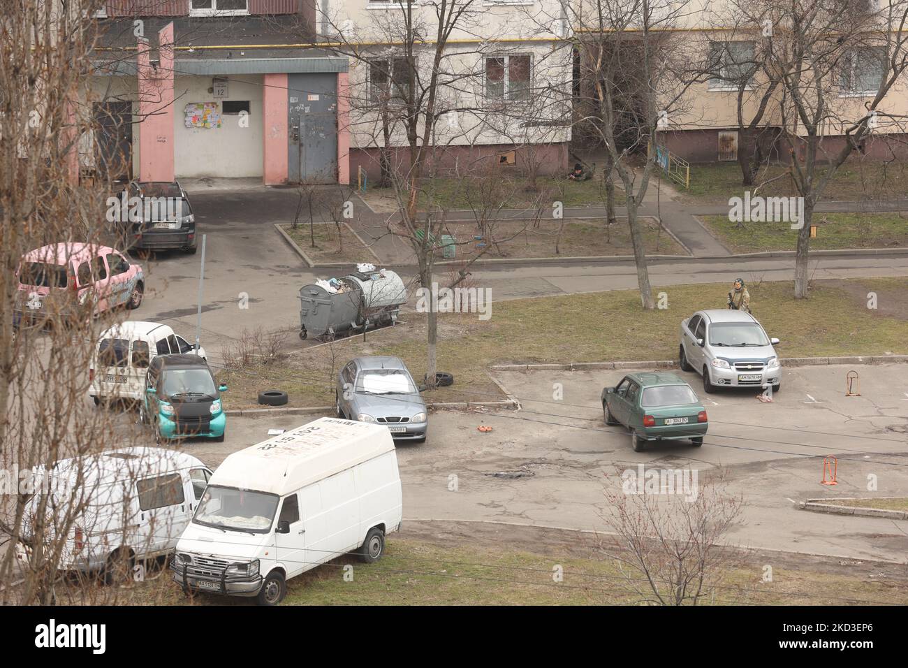 Les forces ukrainiennes de défense territoriale tiennent leurs positions pendant la lutte avec les saboteurs russes à Kiev, en Ukraine, au 25 février 2022. (Photo par Sergii Kharchenko/NurPhoto) Banque D'Images