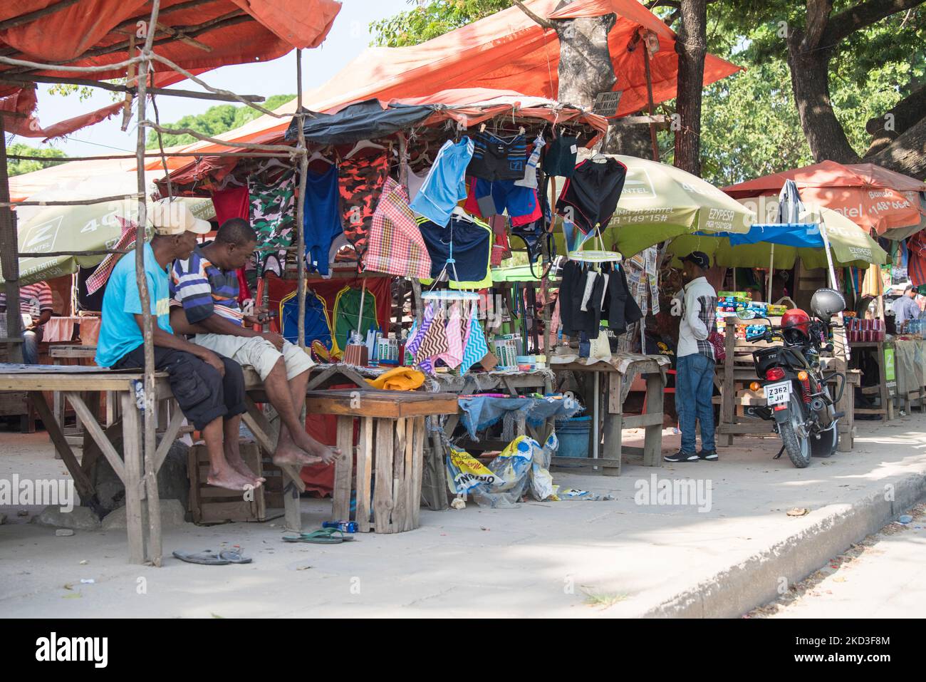 Zanzibar, Tanzanie - 01 mai,2022: Vue sur la rue de la vie quotidienne habituelle des gens de tous les âges se tenant le long de la route sur l'île de Zanzibar. Banque D'Images Zanzibar, Tanzanie - 01 mai,2022: Vue sur la rue de la vie quotidienne habituelle des gens de tous les âges se tenant le long de la route sur l'île de Zanzibar. Banque D'Images