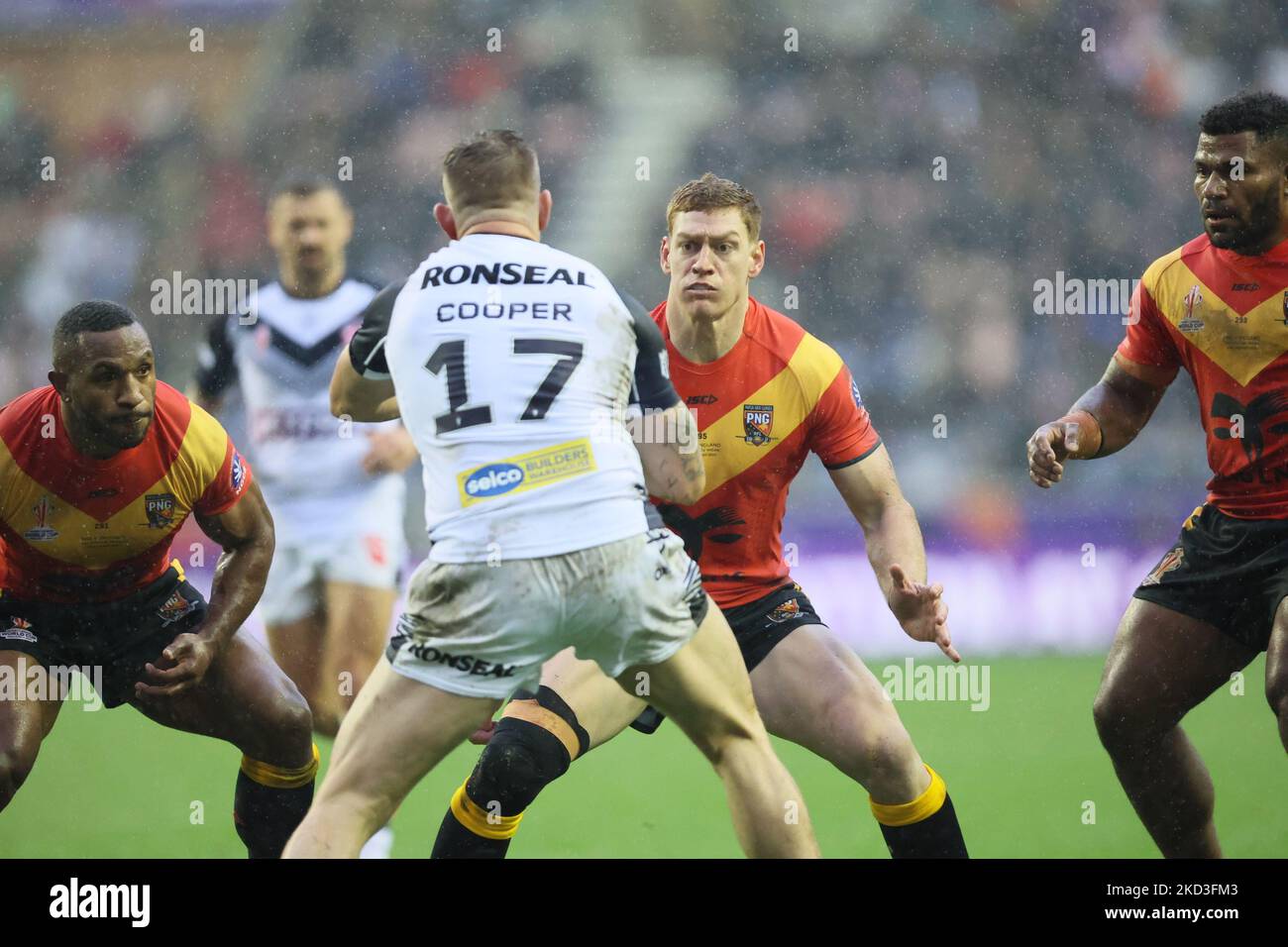 WIGAN, Royaume-Uni: Mike Cooper, d'Angleterre, est attaqué lors du match de finale de la coupe du monde de rugby 2021 entre l'Angleterre et la Papouasie-Nouvelle-Guinée au DW Stadium, Wigan, le samedi 5th novembre 2022. (Credit: Pat Scaasi | MI News) Credit: MI News & Sport /Alay Live News Banque D'Images