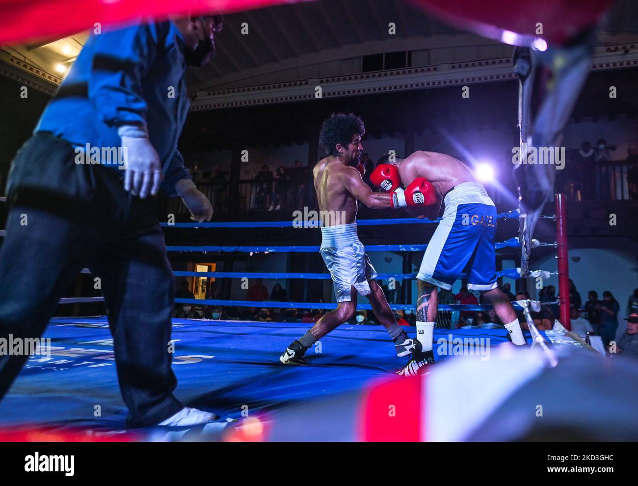 Willi Villatoro (L) vu en action contre Pancho Toluca Serrano (R) pendant le tournoi de boxe sélective (événement 1 de 3) à Casa Mazariegos à San Cristobal de las Casas. Jeudi, 24 février 2022, à San Cristobal de las Casas, Chiapas, Mexique. (Photo par Artur Widak/NurPhoto) Banque D'Images