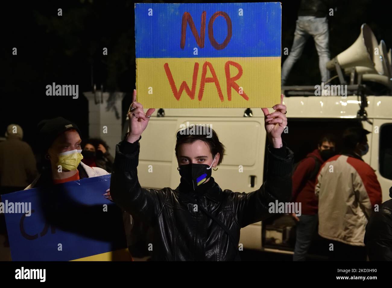 Athènes, Grèce. 25th févr. 2022. Un Ukrainien tient un écriteau indiquant « pas de guerre » lors de la manifestation antiguerre pour condamner l'invasion russe de l'Ukraine devant l'ambassade de Russie à Athènes. (Photo de Nicolas Koutsokostas/NurPhoto) Banque D'Images