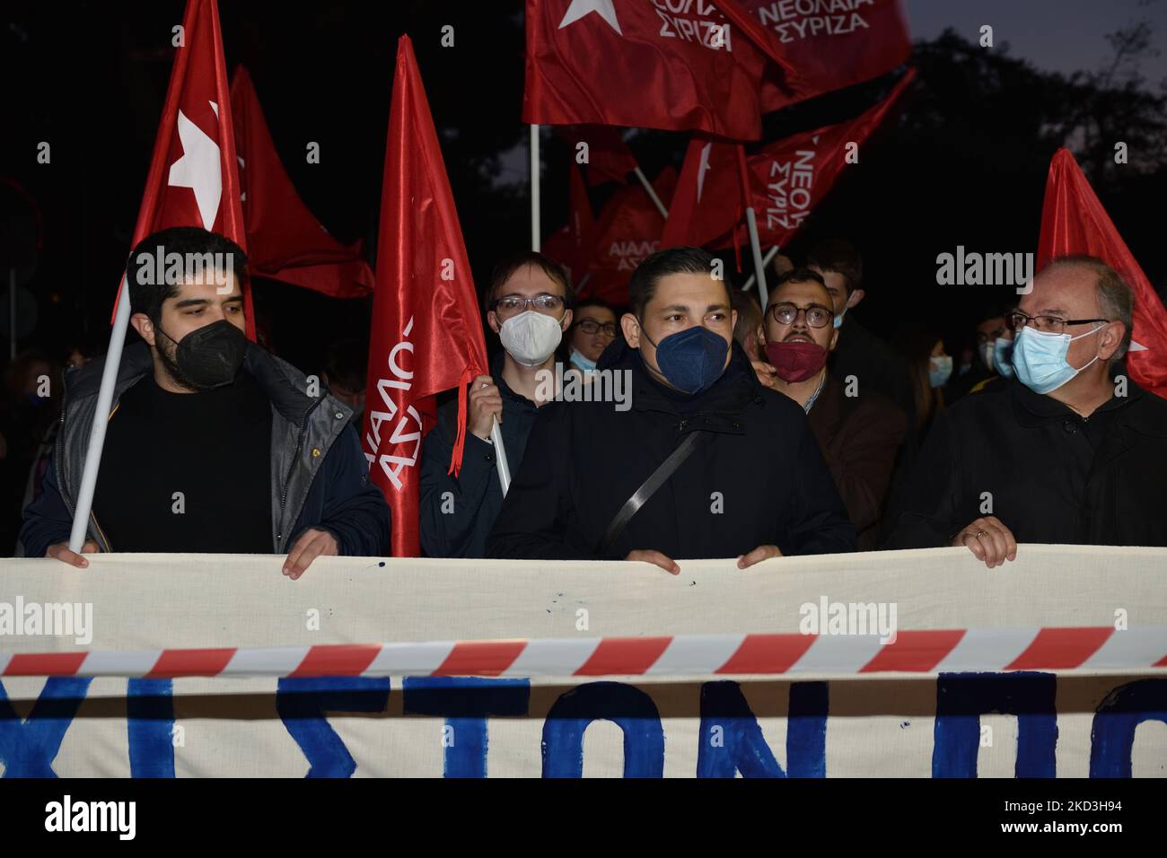 Athènes, Grèce. 25th févr. 2022. Les partisans du parti Syriza scandent des slogans lors de la manifestation antiguerre pour condamner l'invasion russe de l'Ukraine devant l'ambassade de Russie à Athènes. (Photo de Nicolas Koutsokostas/NurPhoto) Banque D'Images