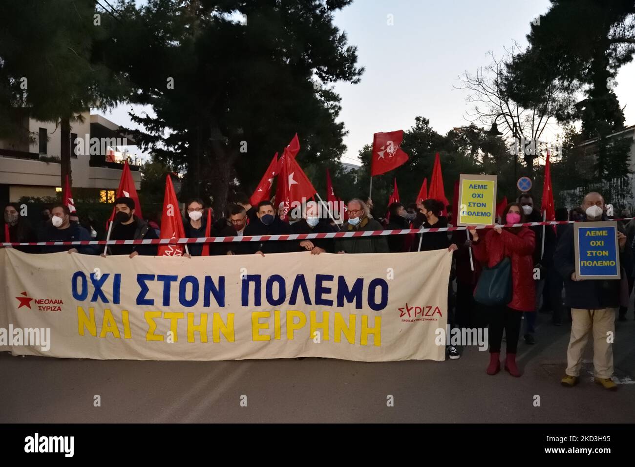 Athènes, Grèce. 25th févr. 2022. Les partisans du parti Syriza ont une bannière qui se lit comme « non à la guerre. Oui à la paix » lors de la manifestation antiguerre pour condamner l'invasion russe de l'Ukraine devant l'ambassade de Russie à Athènes. (Photo de Nicolas Koutsokostas/NurPhoto) Banque D'Images