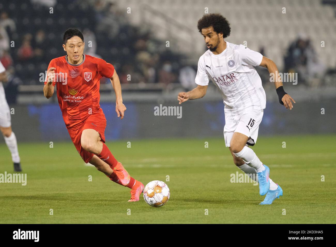 Akram Afif (15) d'Al Sadd et Nam Tae-hee (19) d'Al Duhail se disputent la possession lors du trophée de la Ligue des étoiles du QNB après le match de la Ligue des étoiles du QNB entre Al Sadd et Al Duhail au stade Jassim Bin Hamad à Doha, au Qatar, le 25 février 2022. (Photo de Simon Holmes/NurPhoto) Banque D'Images