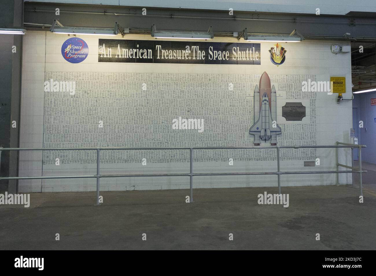 En hommage au programme de la navette spatiale de 1981 à 2011, ce mur intérieur du bâtiment d'assemblage de véhicules (VAB) du Kennedy Space Center, Floride, États-Unis est signé par chaque membre de l'équipe de la navette spatiale (photo de George Wilson/NurPhoto) Banque D'Images