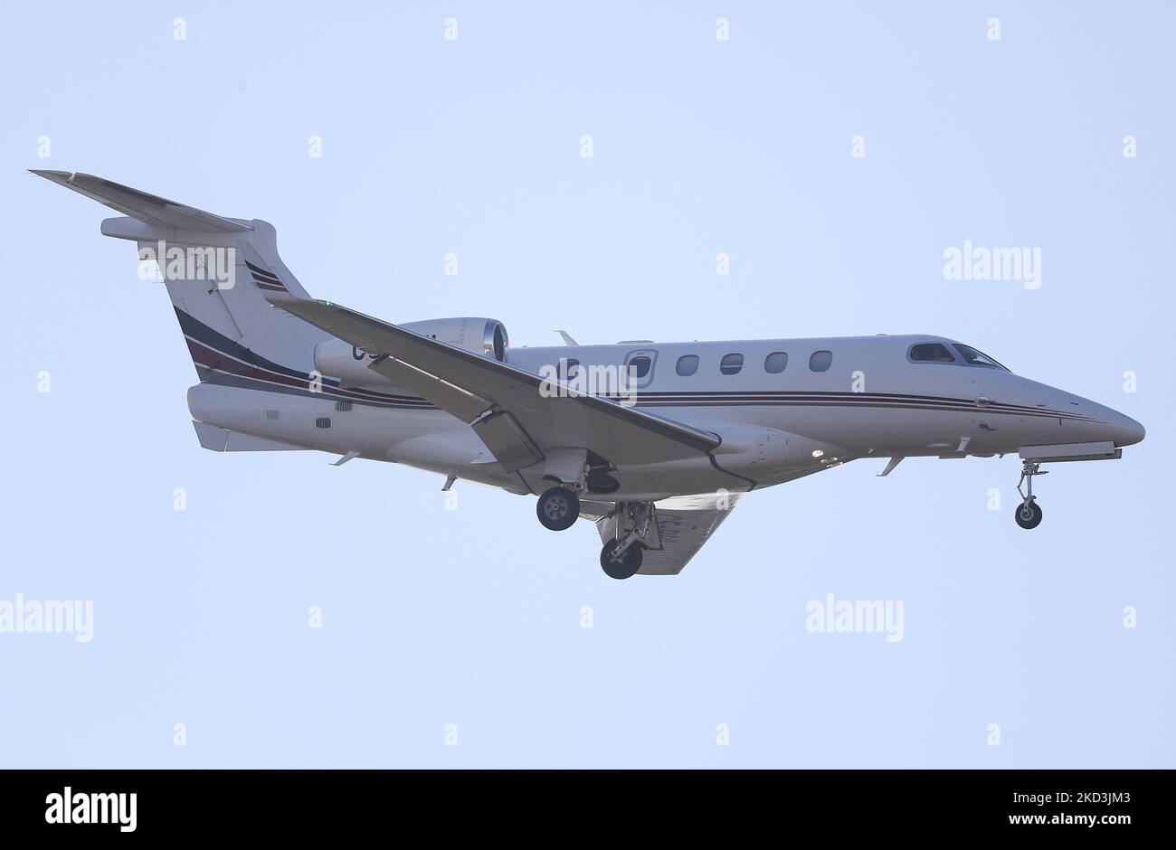 Embraer Phenom 300, de la société NetJets Europe, se prépare à atterrir à l'aéroport de Barcelone, à Barcelone, le 28 janvier 2022. -- (photo par Urbanandsport/NurPhoto) Banque D'Images