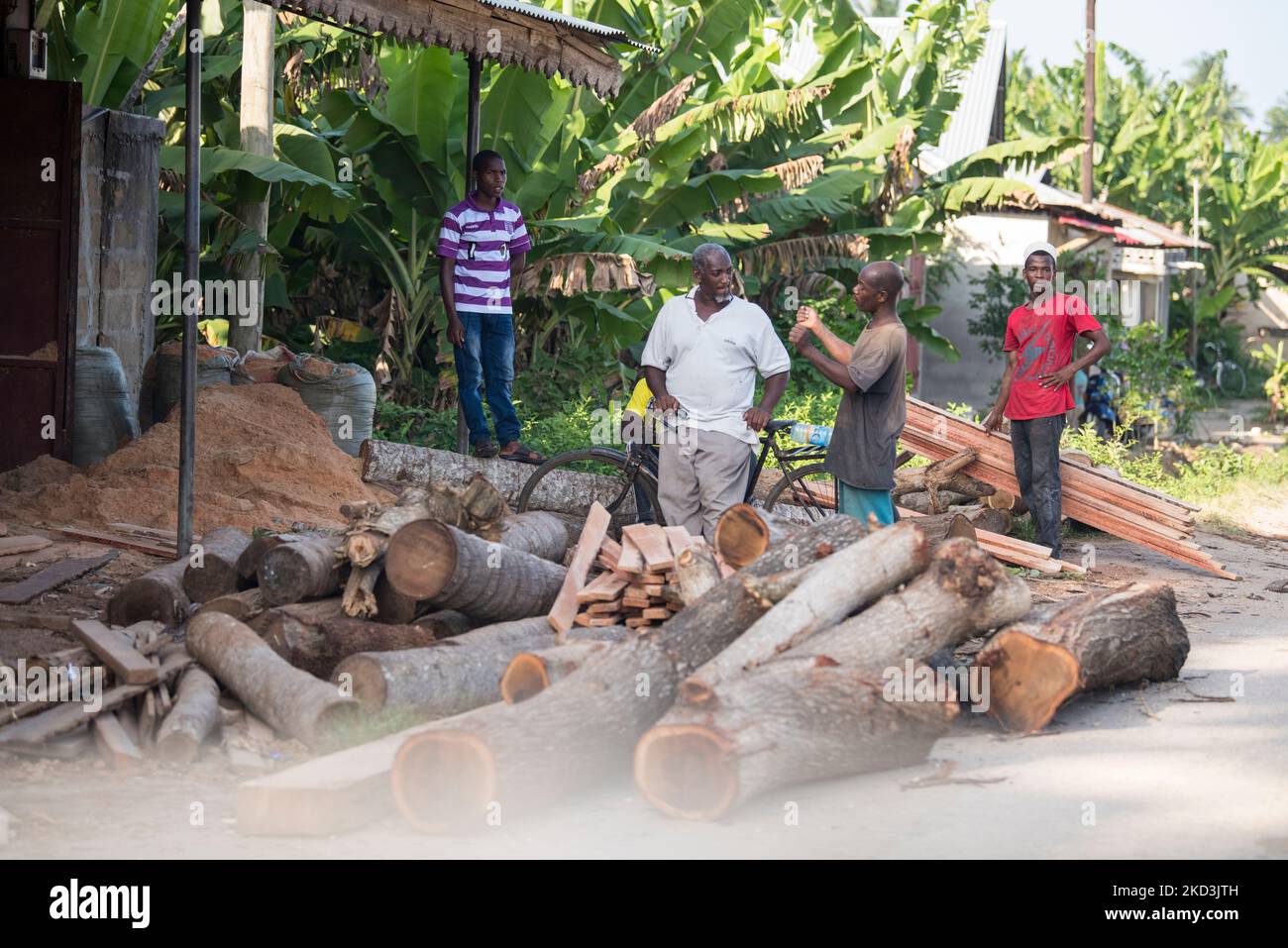 Zanzibar, Tanzanie - 01 mai,2022: Vue sur la rue de la vie quotidienne habituelle des gens de tous les âges se tenant le long de la route sur l'île de Zanzibar. Banque D'Images Zanzibar, Tanzanie - 01 mai,2022: Vue sur la rue de la vie quotidienne habituelle des gens de tous les âges se tenant le long de la route sur l'île de Zanzibar. Banque D'Images