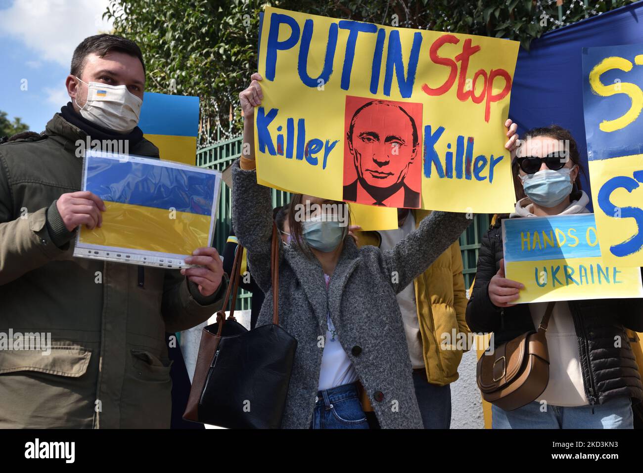 Les Ukrainiens vivant en Grèce protestent en dénonçant l'invasion russe de leur pays devant l'ambassade de Russie à Athènes, en Grèce, sur 26 février 2022. (Photo de Nicolas Koutsokostas/NurPhoto) Banque D'Images