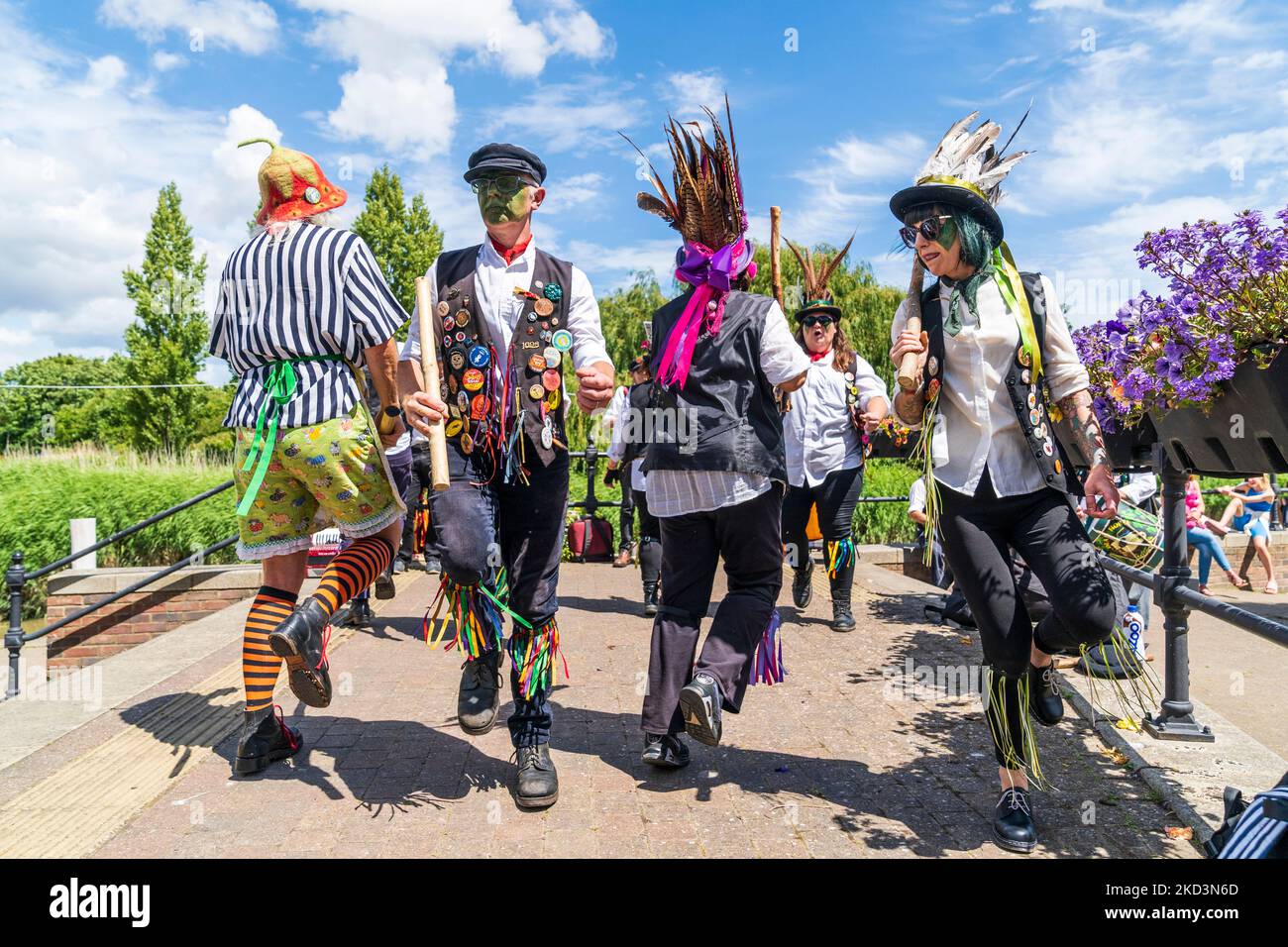 Les danseurs traditionnels de Morris, Dead Horse Morris Side, dansant dans les rues de la ville médiévale historique de Sandwich dans le Kent en été. Banque D'Images