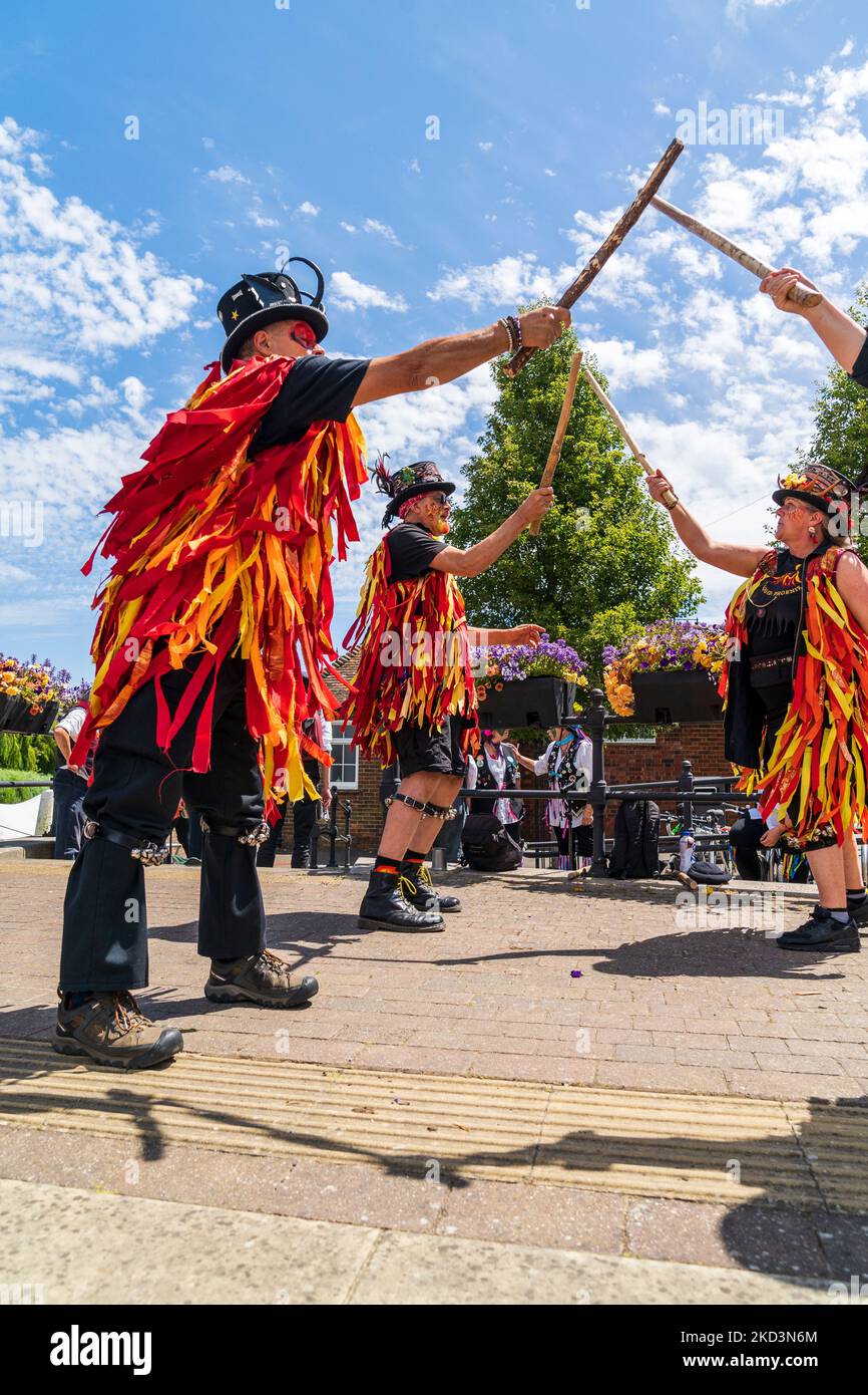 Les danseurs traditionnels Morris, Ragged Phoenix Morris Side, dansent dans les rues de la ville médiévale historique de Sandwich dans le Kent en été. Banque D'Images