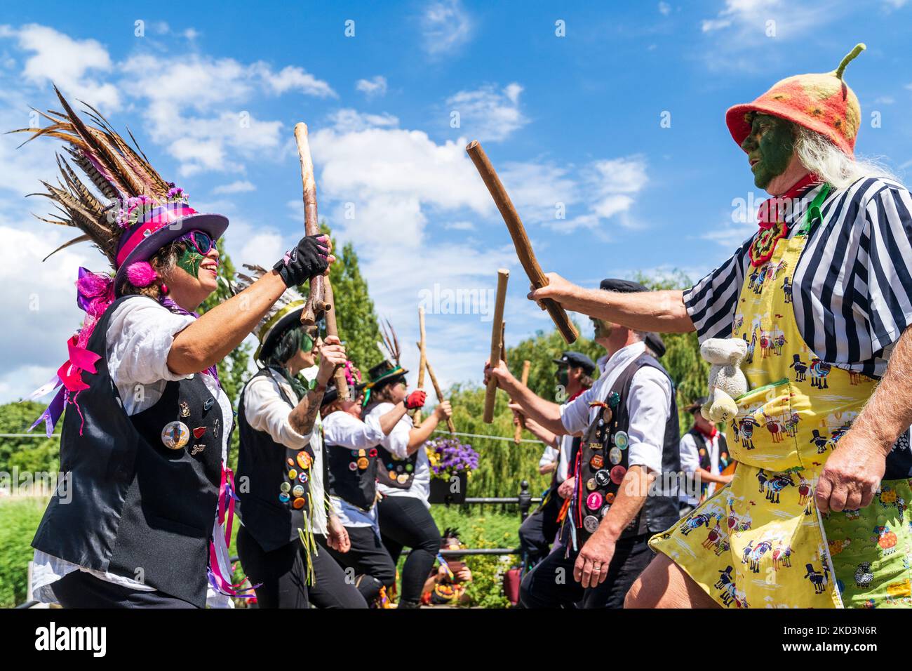 Les danseurs traditionnels de Morris, Dead Horse Morris Side, dansant dans les rues de la ville médiévale historique de Sandwich dans le Kent en été. Banque D'Images