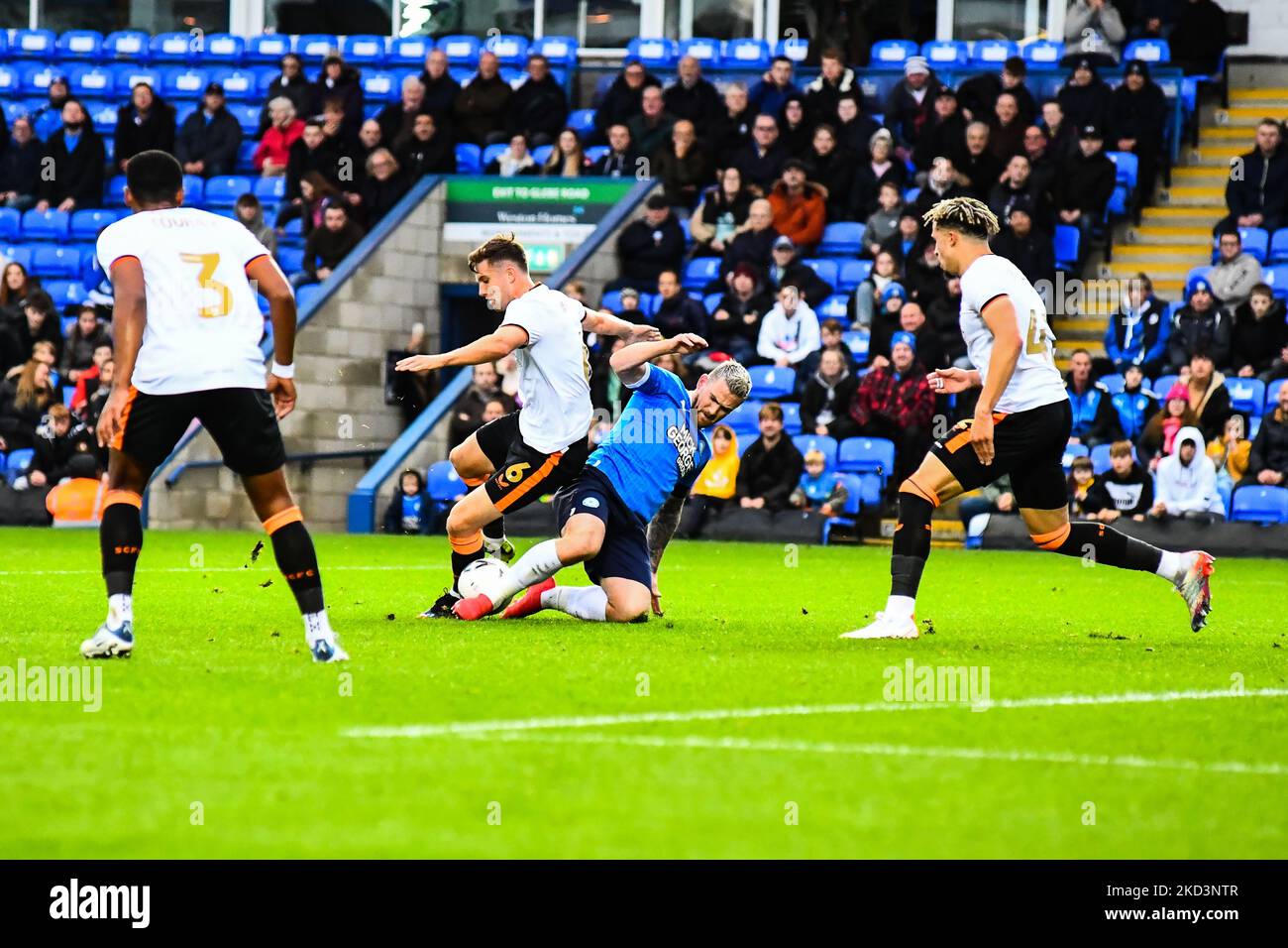 Elliot Wat (6 Salford City) et Jack Marriott (14 Peterborough United) se disputent le ballon lors du match rond de la FA Cup 1st entre Peterborough et Salford City à London Road, Peterborough, le samedi 5th novembre 2022. (Crédit : Kevin Hodgson | ACTUALITÉS MI) crédit : ACTUALITÉS MI et sport /Actualités Alay Live Banque D'Images