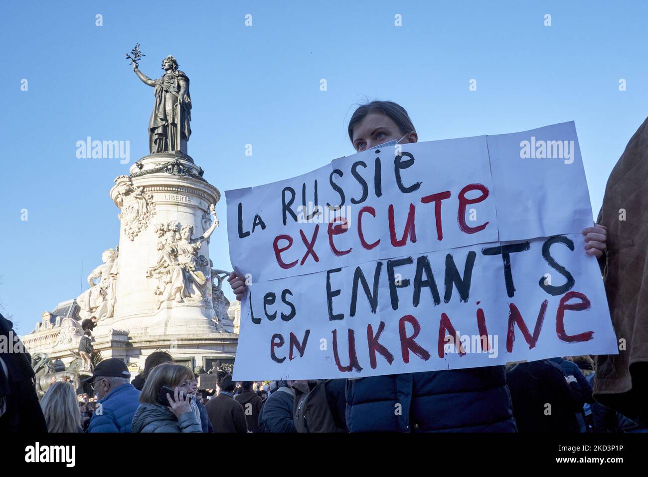 Des personnes se sont rassemblées pour une manifestation contre l'invasion de l'Ukraine par la Russie, sur la place de la République à Paris, sur 26 février 2022. (Photo par Adnan Farzat/NurPhoto) Banque D'Images