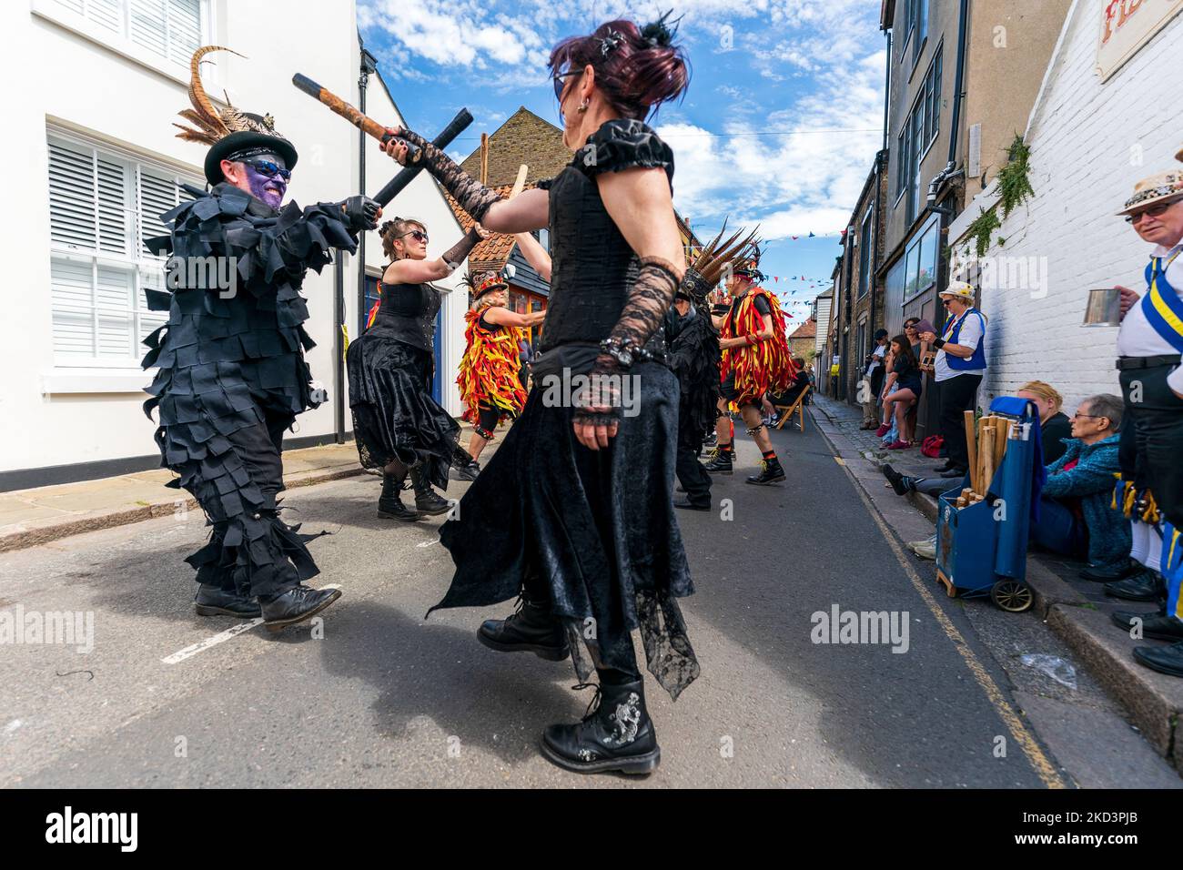 Les danseurs traditionnels Morris, le Wolf Head Morris Side, dansant dans les rues de la ville médiévale historique de Sandwich dans le Kent en été. Banque D'Images