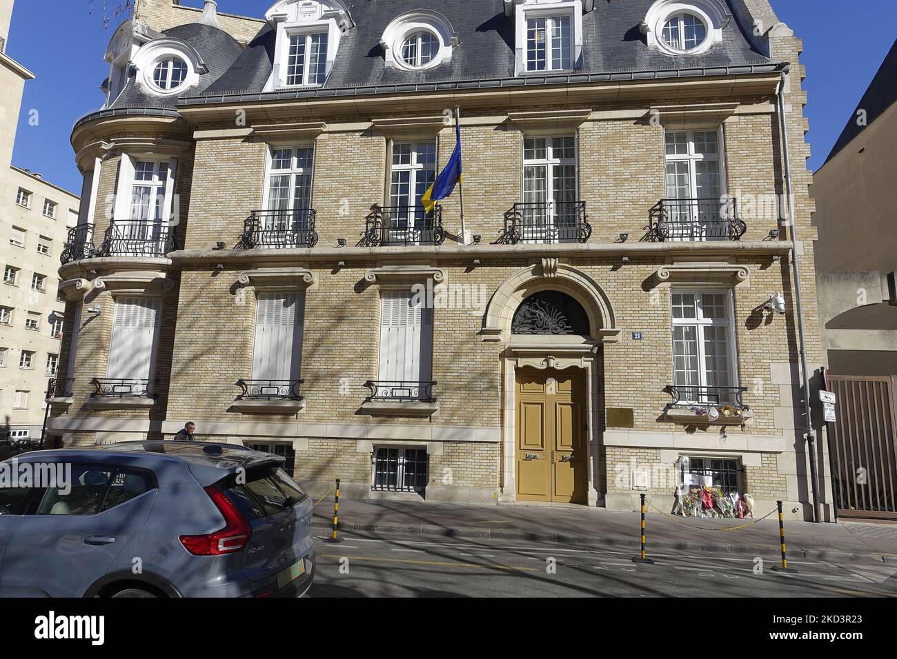 Soutien des français à l'Ambassade d'UKRAINE des Ukrainiens à Paris - 27  février 2022, Paris (photo de Daniel Pier/NurPhoto Photo Stock - Alamy