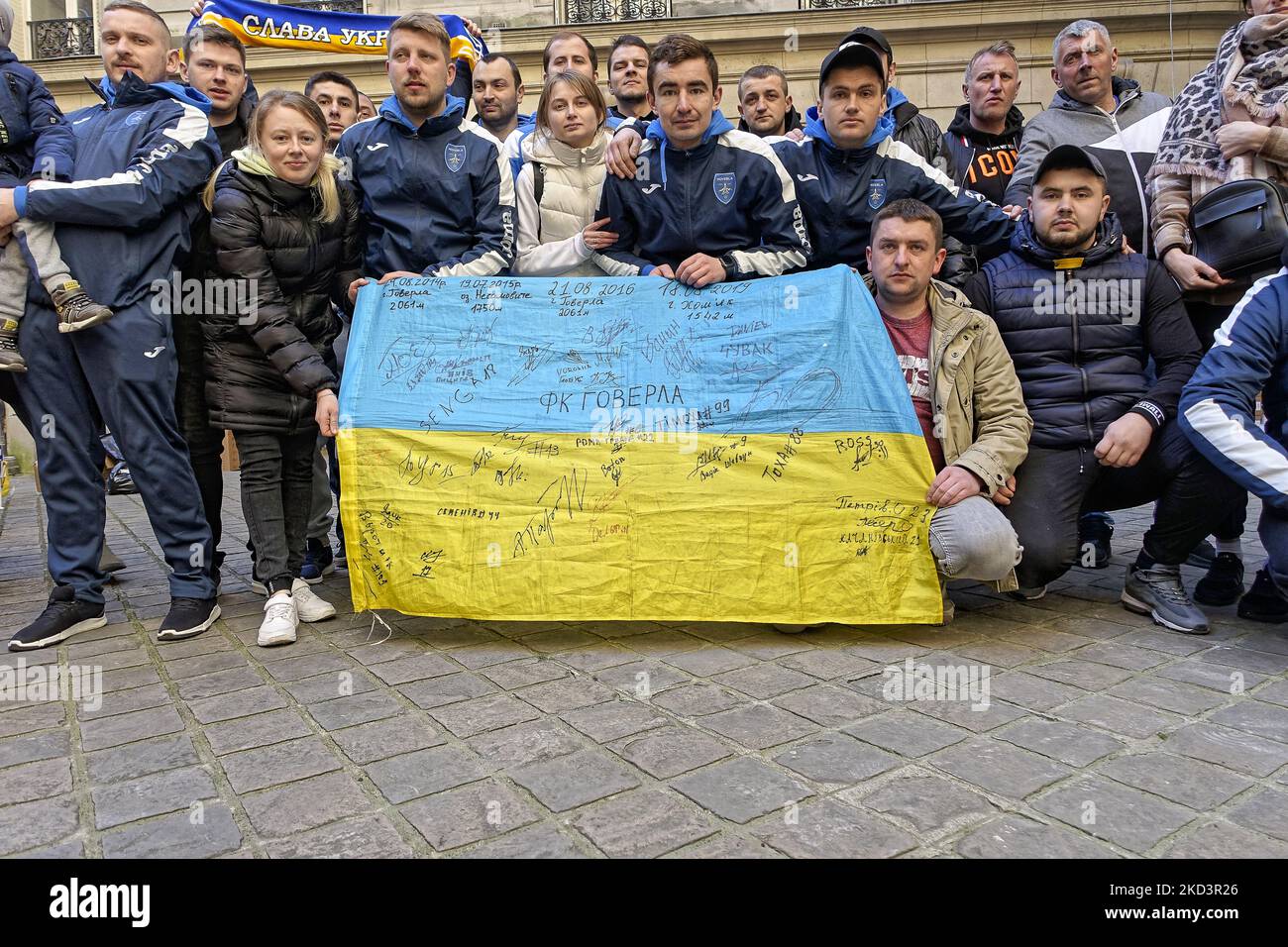 Soutien des français aux Ukrainiens - l'équipe ukrainienne de football à Paris collecte et expédie des aliments et d'autres produits pour résister à l'invasion russe - 27 février 2022, Paris (photo de Daniel Pier/NurPhoto) Banque D'Images