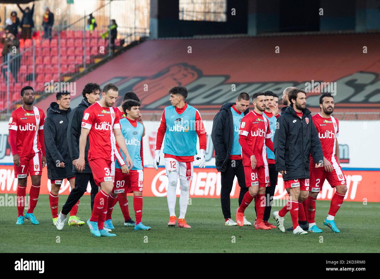 Les joueurs de Monza réagissent à la perte du match à la fin du match de la série B entre Monza et Lecce au stade U Power sur 27 février 2022 à Monza, en Italie. (Photo de Claudia Greco/LiveMedia/NurPhoto) Banque D'Images