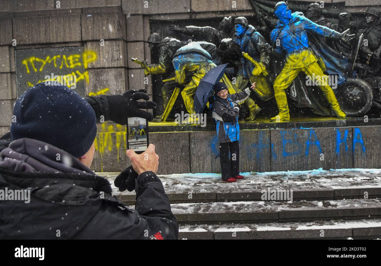 Les gens prennent des photos devant le monument peint par pulvérisation des soldats russes de la Seconde Guerre mondiale au mémorial de l'Armée rouge dans le centre-ville de Sofia, Bulgarie, le 27 février 2022 (photo de Georgi Paleykov/NurPhoto) Banque D'Images