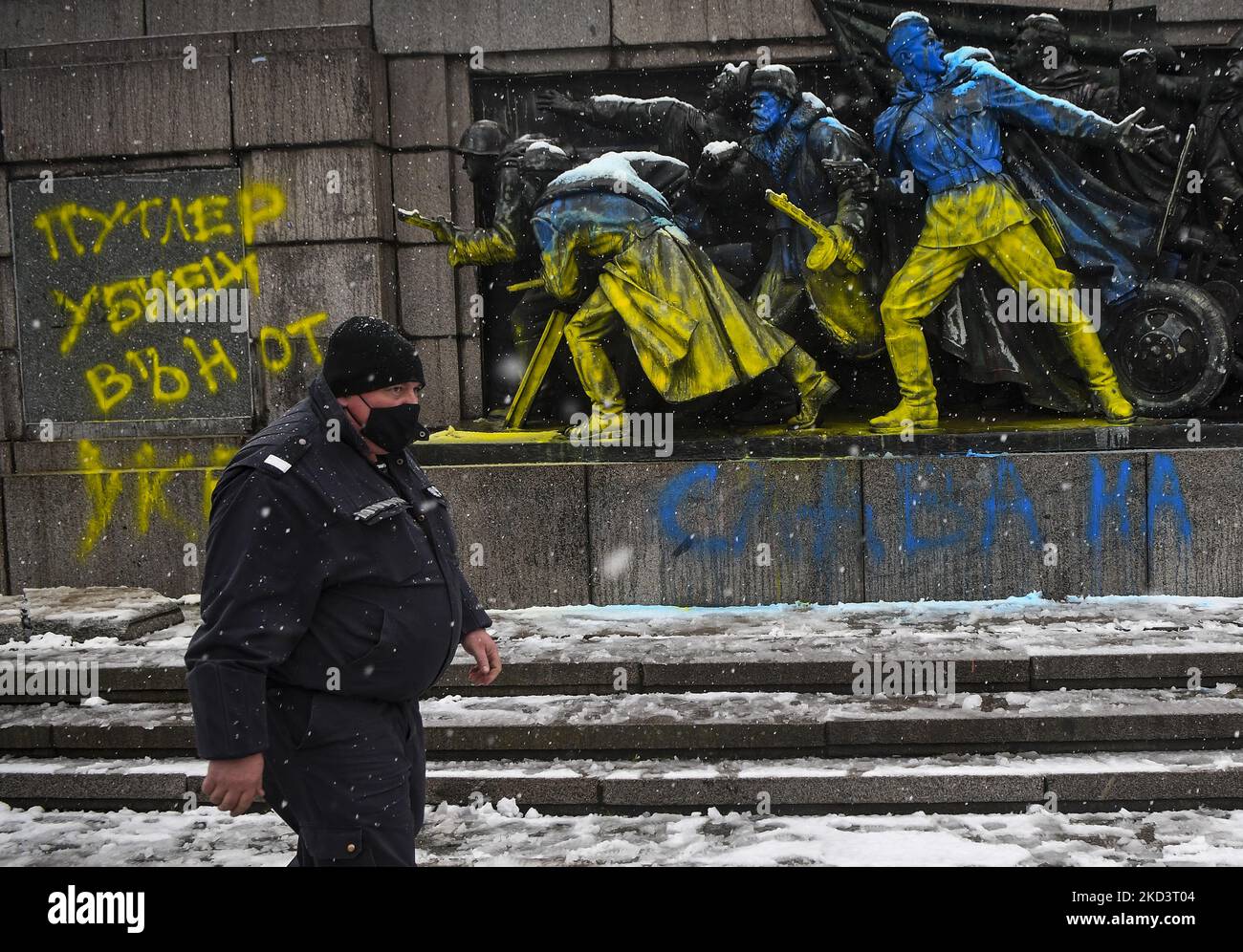 Des policiers se promèvent devant le monument peint par pulvérisation des soldats russes de la Seconde Guerre mondiale au mémorial de l'Armée rouge dans le centre-ville de Sofia, Bulgarie, le 27 février 2022 (photo de Georgi Paleykov/NurPhoto) Banque D'Images
