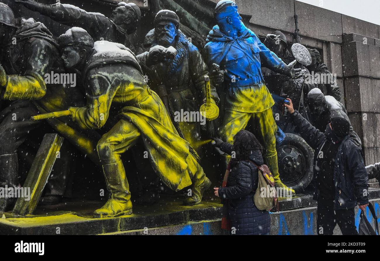Des manifestants ont pulvérisé le monument peint des soldats russes de la Seconde Guerre mondiale au mémorial de l'Armée rouge dans le centre-ville de Sofia, en Bulgarie, le 27 février 2022 (photo de Georgi Paleykov/NurPhoto) Banque D'Images