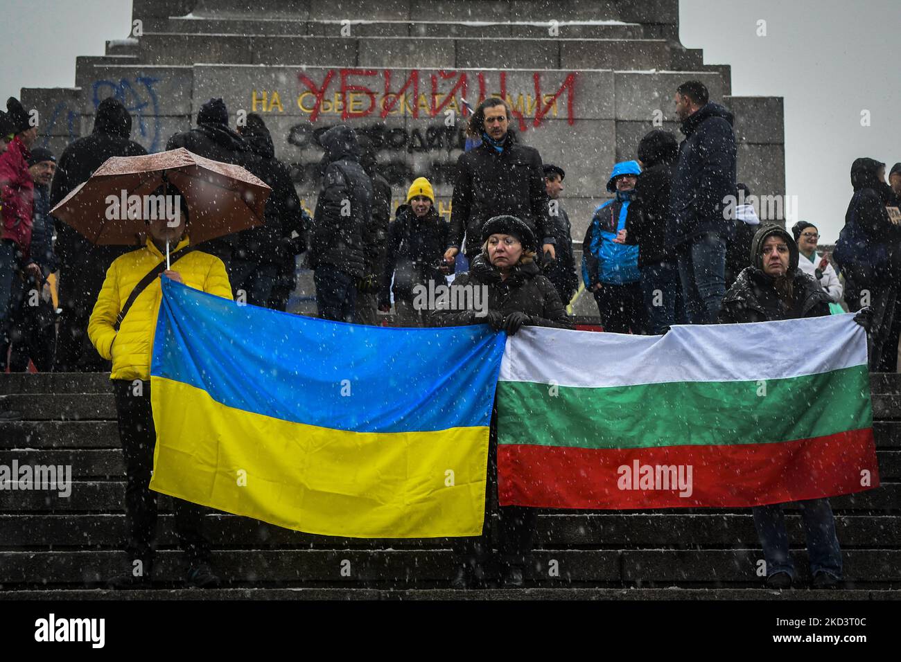 Les manifestants ont des drapeaux de l'Ukraine et de la Bulgarie après avoir pulvérisé un monument peint des soldats russes de la Seconde Guerre mondiale au mémorial de l'Armée rouge dans le centre-ville de Sofia, Bulgarie, le 27 février 2022 (photo de Georgi Paleykov/NurePhoto) Banque D'Images