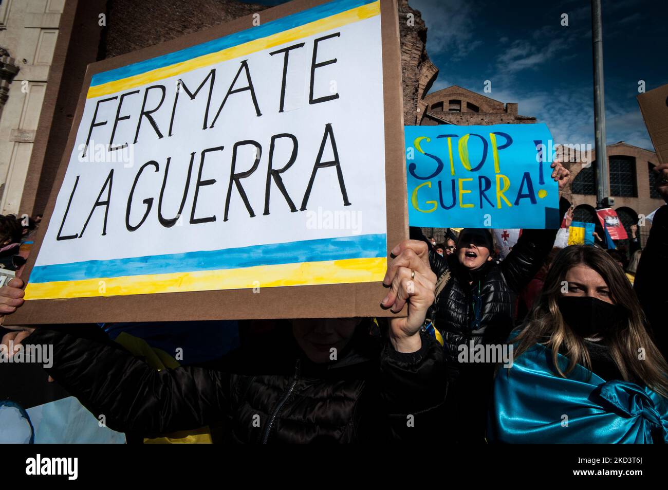 Les gens manifestent contre la guerre en Ukraine, à Rome, Italie, 27 février 2022. Les troupes russes sont entrées en Ukraine le 24 février, ce qui a poussé le président du pays à déclarer la loi martiale et déclenché une série d'annonces par les pays occidentaux d'imposer de sévères sanctions économiques à la Russie. (Photo par Andrea Ronchini/NurPhoto) Banque D'Images