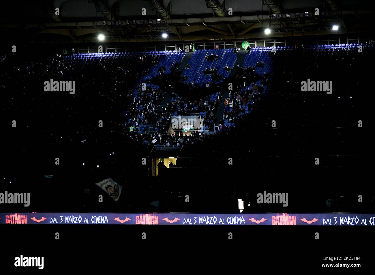 Le logo du film Batman projeté sur les stands du Stade Olympique lors de la série Un match entre SS Lazio et SSC Napoli au Stadio Olimpico, Rome, Italie, le 27 février 2022. (Photo de Giuseppe Maffia/NurPhoto) Banque D'Images