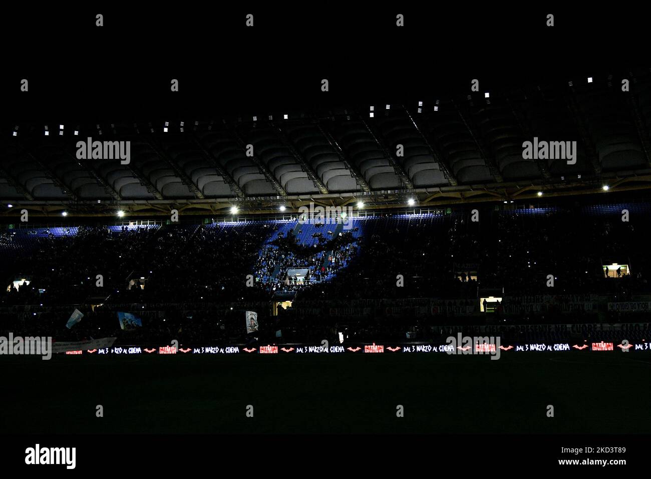 Le logo du film Batman projeté sur les stands du Stade Olympique lors de la série Un match entre SS Lazio et SSC Napoli au Stadio Olimpico, Rome, Italie, le 27 février 2022. (Photo de Giuseppe Maffia/NurPhoto) Banque D'Images