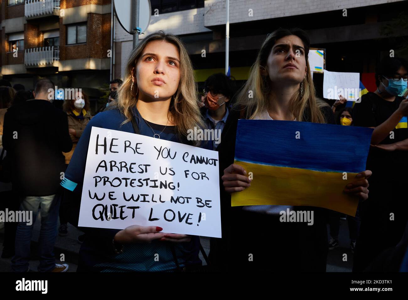 Manifestation pour la paix, contre l'invasion russe de l'Ukraine, devant le consulat de Russie, sur l'Avenida da Boavista, Porto, 27 février 2022, Porto, Portugal. (Photo de Rita Franca/NurPhoto) Banque D'Images
