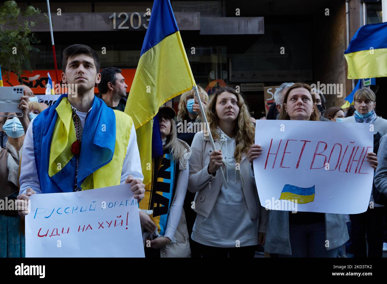 Manifestation pour la paix, contre l'invasion russe de l'Ukraine, devant le consulat de Russie, sur l'Avenida da Boavista, Porto, 27 février 2022, Porto, Portugal. (Photo de Rita Franca/NurPhoto) Banque D'Images