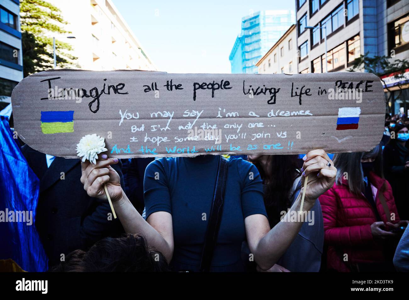 Manifestation pour la paix, contre l'invasion russe de l'Ukraine, devant le consulat de Russie, sur l'Avenida da Boavista, Porto, 27 février 2022, Porto, Portugal. (Photo de Rita Franca/NurPhoto) Banque D'Images