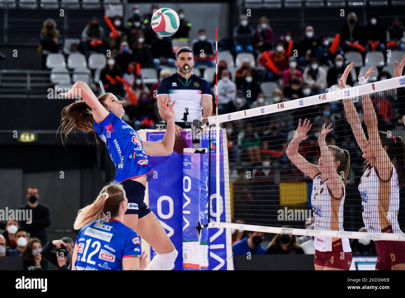 Attaque Chirichella Cristina (Igor Gorgonzola Novara) pendant le Volleyball Italien série A1 femmes Match Acqua&sapone Roma Volley Club vs Igor Gorgonzola Novara sur 27 février 2022 au Pala EUR à Rome, Italie (photo de Bianca Simonetti/LiveMedia/NurPhoto) Banque D'Images