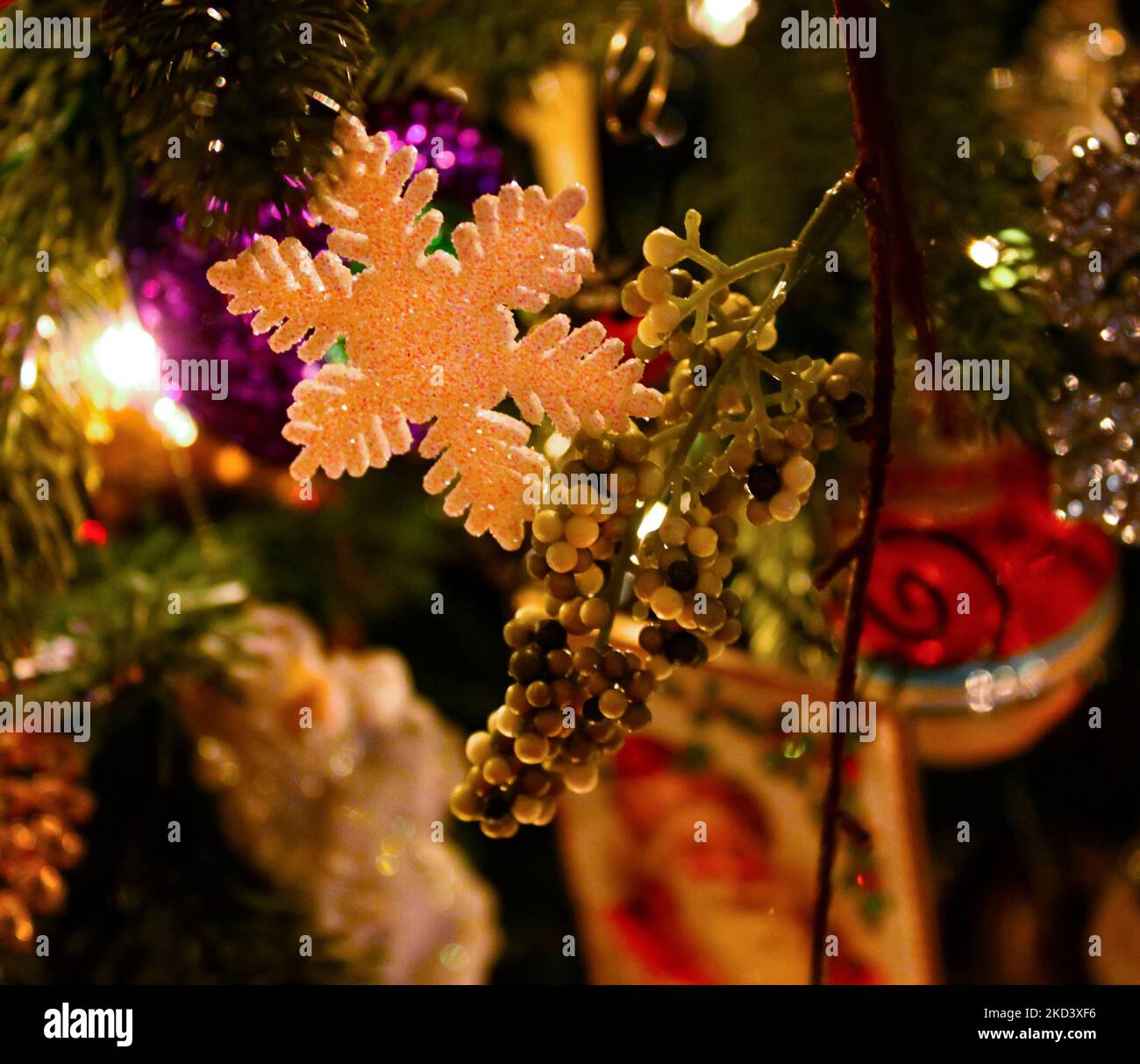 Flocon de neige pailleté sur l'arbre de Noël Banque D'Images