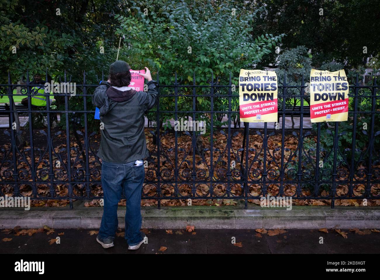 Londres, Royaume-Uni. 05th novembre 2022. Un manifestant présente des affiches le long du parcours de démonstration. L'Assemblée des peuples proteste contre le manque d'action du gouvernement pour faire face à la crise du coût de la vie et appelle à des élections générales. Credit: Andy Barton/Alay Live News Banque D'Images