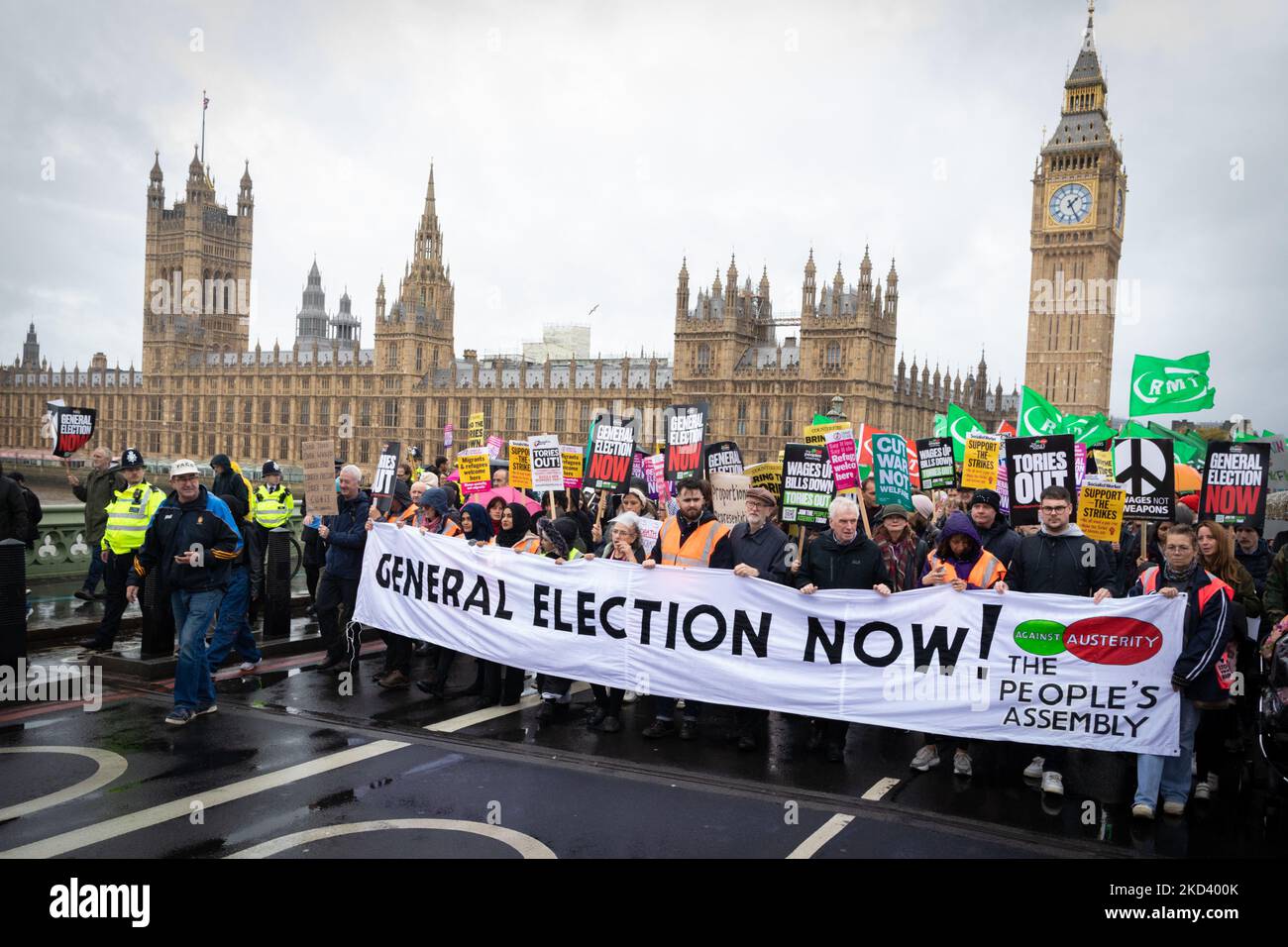 Londres, Royaume-Uni. 05th novembre 2022. Jeremy Corbyn se joint à la marche à l'extérieur des chambres du Parlement. L'Assemblée des peuples proteste contre le manque d'action du gouvernement pour faire face à la crise du coût de la vie et appelle à des élections générales. Credit: Andy Barton/Alay Live News Banque D'Images