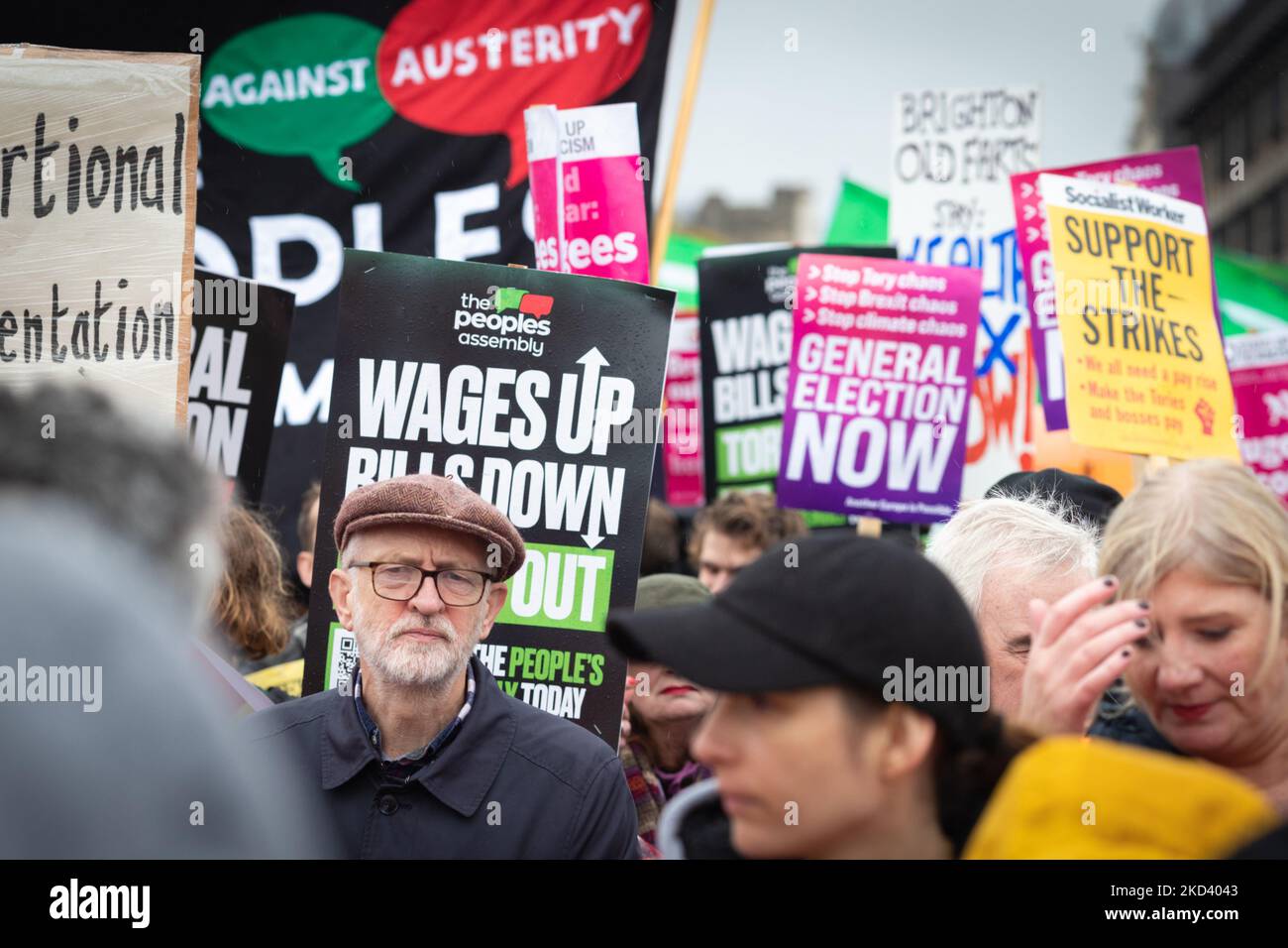 Londres, Royaume-Uni. 05th novembre 2022. Jeremy Corbyn se joint à la marche à l'extérieur des chambres du Parlement. L'Assemblée des peuples proteste contre le manque d'action du gouvernement pour faire face à la crise du coût de la vie et appelle à des élections générales. Credit: Andy Barton/Alay Live News Banque D'Images