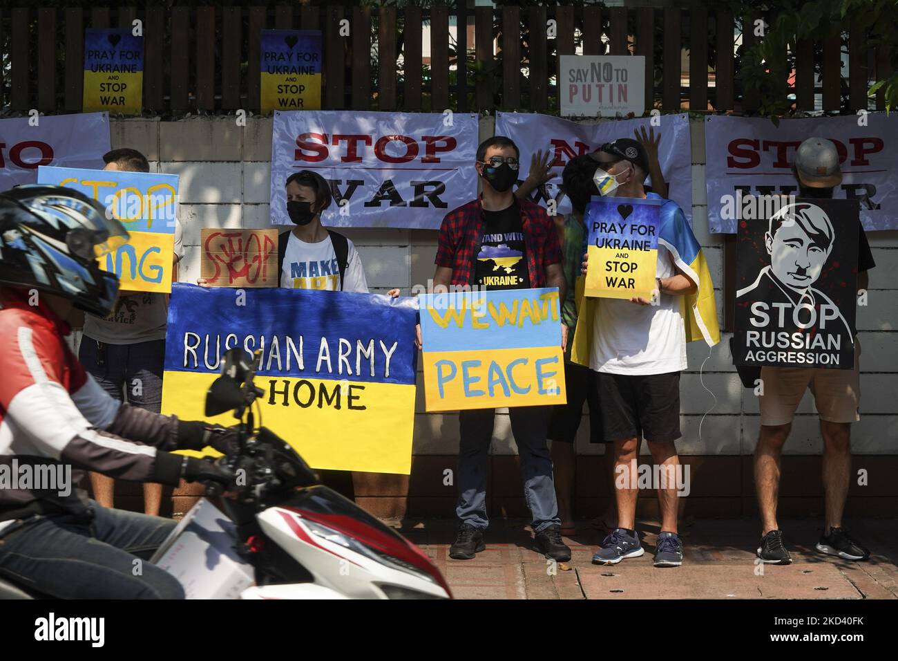 Les Ukrainiens vivant à Bangkok et les partisans protestent contre l'invasion russe de l'Ukraine devant l'ambassade russe à Bangkok, Thaïlande, 01 mars 2022. (Photo par Anusak Laowilas/NurPhoto) Banque D'Images