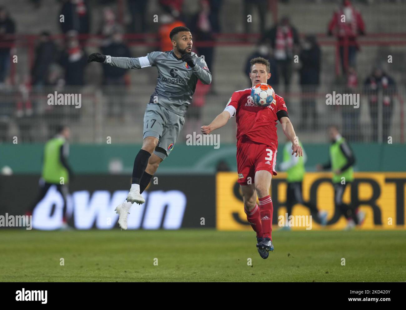 Daniel-Ko ? Kyereh du FC St Pauli et Paul Jaeckel de Union Berlin pendant Union Berlin contre le FC St Pauli, coupe allemande, à Stadion an der Alten Försterei, Berlin, Allemagne sur 1 mars 2022. (Photo par Ulrik Pedersen/NurPhoto) Banque D'Images