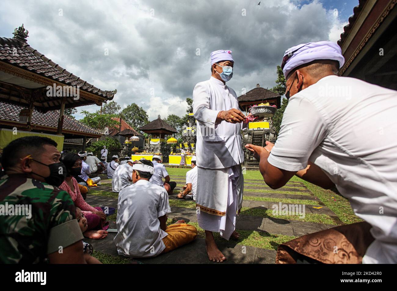 Les Hindous prient pendant le rituel Tawur Agung Kesanga avant le jour de Nyepi, le jour du silence au temple de Giri Kusuma à Bogor, Java-Ouest, Indonésie sur 2 mars 2022. L'agung Tawur, que les Hindous exécutent comme une purification pour commémorer le jour de Nyepi, le nouvel an 1944 de Saka. (Photo par Adriana Adie/NurPhoto) Banque D'Images