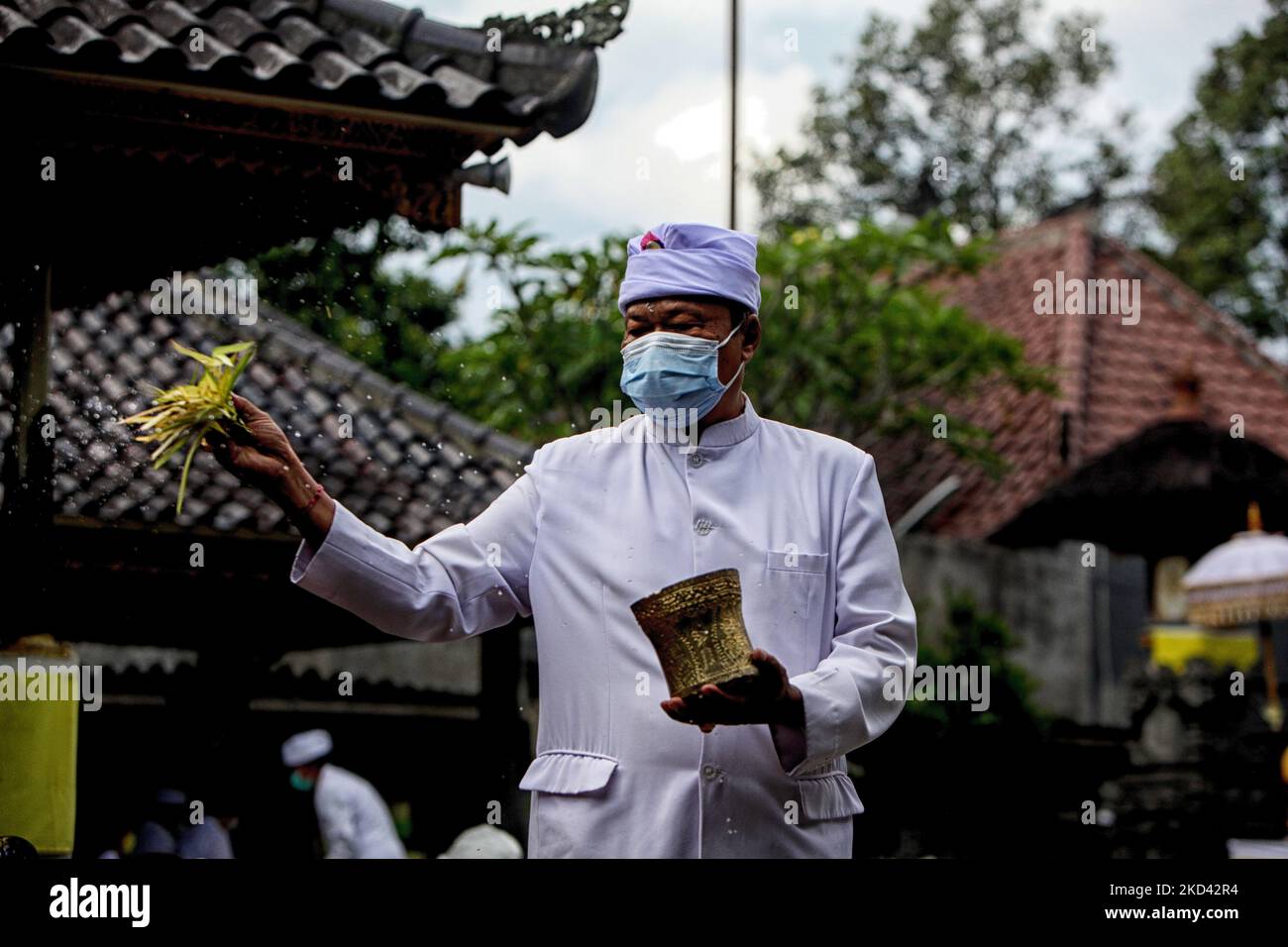 Les Hindous prient pendant le rituel Tawur Agung Kesanga avant le jour de Nyepi, le jour du silence au temple de Giri Kusuma à Bogor, Java-Ouest, Indonésie sur 2 mars 2022. L'agung Tawur, que les Hindous exécutent comme une purification pour commémorer le jour de Nyepi, le nouvel an 1944 de Saka. (Photo par Adriana Adie/NurPhoto) Banque D'Images