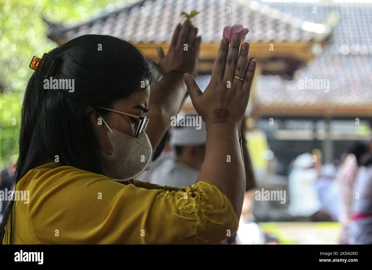 Les Hindous prient pendant le rituel Tawur Agung Kesanga avant le jour de Nyepi, le jour du silence au temple de Giri Kusuma à Bogor, Java-Ouest, Indonésie sur 2 mars 2022. L'agung Tawur, que les Hindous exécutent comme une purification pour commémorer le jour de Nyepi, le nouvel an 1944 de Saka. (Photo par Adriana Adie/NurPhoto) Banque D'Images