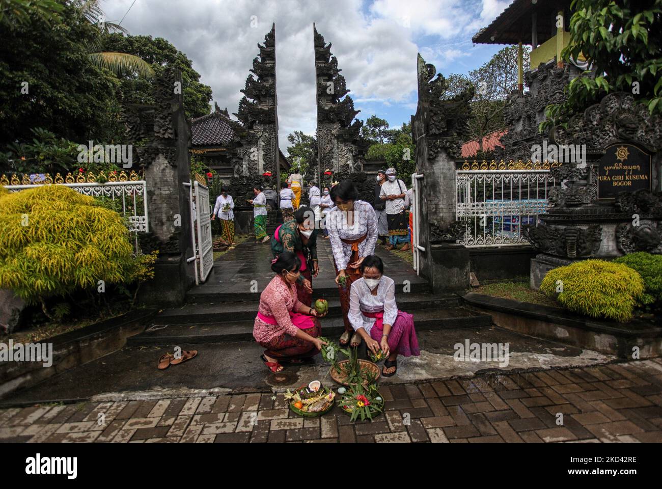 Les hindous assistent au rituel Tawur Agung Kesanga avant le jour de Nyepi, le jour du silence au temple de Giri Kusuma à Bogor, Java-Ouest, Indonésie sur 2 mars 2022. L'agung Tawur, que les Hindous exécutent comme une purification pour commémorer le jour de Nyepi, le nouvel an 1944 de Saka. (Photo par Adriana Adie/NurPhoto) Banque D'Images